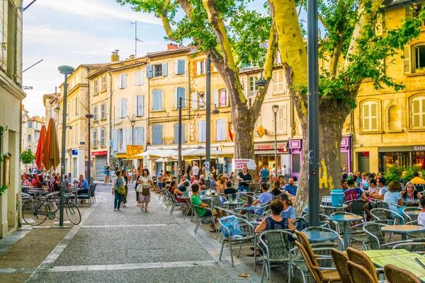 Avignon Francja Czerwca 2017 Ludzie Spacerując Wąskiej Uliczce Centrum Awinionu — Zdjęcie stockowe