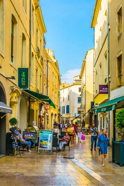 Nimes França Junho 2017 Pessoas Estão Andando Por Uma Rua — Fotografia de Stock