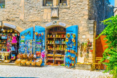 Les Baux De Provence, Haziran 21, Fransa 2017: Les Baux de Provence, Frangı tarihi merkezinde dar bir sokak görünümü