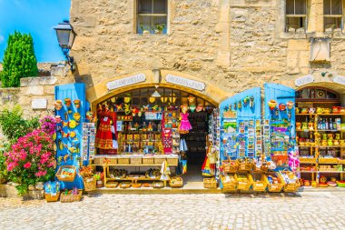 Les Baux De Provence, Haziran 21, Fransa 2017: Les Baux de Provence, Frangı tarihi merkezinde dar bir sokak görünümü