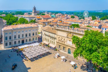 Avignon, Fransa, 22 Haziran 2017: İnsanlar gezinme üzerinde yer du Palais Avignon, Frangı