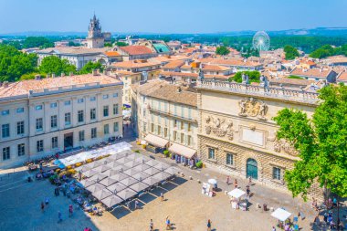 Avignon, Fransa, 22 Haziran 2017: İnsanlar gezinme üzerinde yer du Palais Avignon, Frangı
