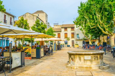 Villeneuve Les Avignon, Fransa, 22 Haziran 2017: Villeneuve merkezi les Avignon, Frangı ana meydanında görünümünü