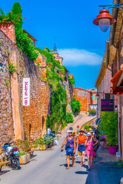 Roussillon, Fransa, 23 Haziran 2017: Frangı köyde Roussillon dar bir sokakta