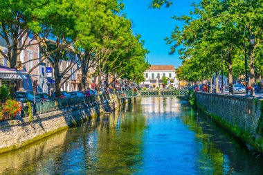 L'Isle-Sur-La-Sorgue, Fransa, 24 Haziran 2017: L'ısle sur la Sorgue içinde Frangı tarihi merkezi etrafında çalışan Kanal