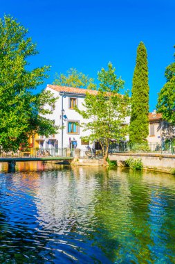 L'Isle-Sur-La-Sorgue, Fransa, 24 Haziran 2017: L'ısle sur la Sorgue içinde Frangı tarihi merkezi etrafında çalışan Kanal