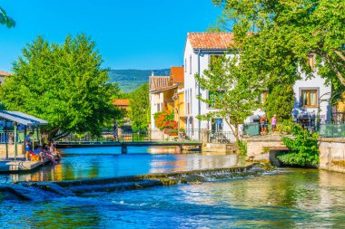L'Isle-Sur-La-Sorgue, Fransa, 24 Haziran 2017: L'ısle sur la Sorgue içinde Frangı tarihi merkezi etrafında çalışan Kanal