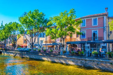 L'Isle-Sur-La-Sorgue, Fransa, 24 Haziran 2017: L'ısle sur la Sorgue içinde Frangı tarihi merkezi etrafında çalışan Kanal