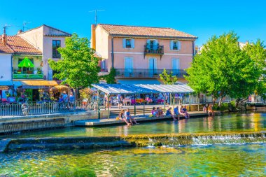 L'Isle-Sur-La-Sorgue, Fransa, 24 Haziran 2017: L'ısle sur la Sorgue içinde Frangı tarihi merkezi etrafında çalışan Kanal