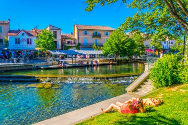 L'Isle-Sur-La-Sorgue, Fransa, 24 Haziran 2017: L'ısle sur la Sorgue içinde Frangı tarihi merkezi etrafında çalışan Kanal