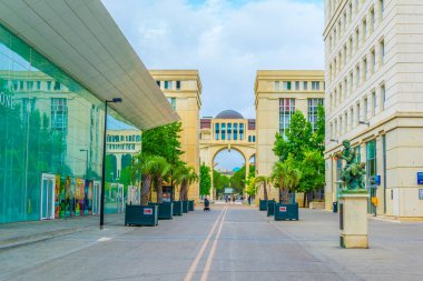 Montpellier, Fransa, 25 Haziran 2017: Montpellier, Frangı yer de Thessalie yol açan bir dar sokak