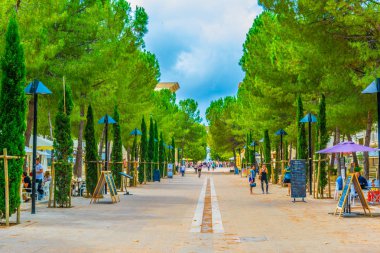 Montpellier, Fransa, 25 Haziran 2017: İnsanlar yer du Millénaire Montpellier, Frangı aracılığıyla gezinme