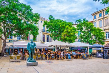 Montpellier, Fransa, 25 Haziran 2017: İnsanlar yer jean Jaures Montpellier'deki merkezi Frangı adlı restoranında oturuyor