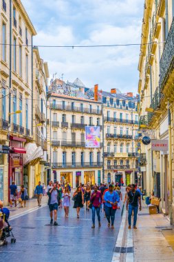 Montpellier, Fransa, 25 Haziran 2017: İnsanlar aracılığıyla merkezi Montpellier, Frangı dar bir sokakta geziniyor