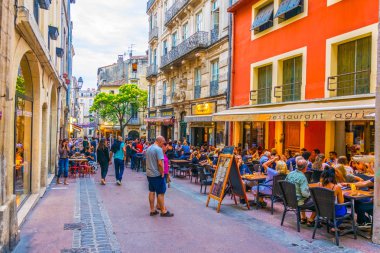 Montpellier, Fransa, 25 Haziran 2017: İnsanlar aracılığıyla merkezi Montpellier, Frangı dar bir sokakta geziniyor