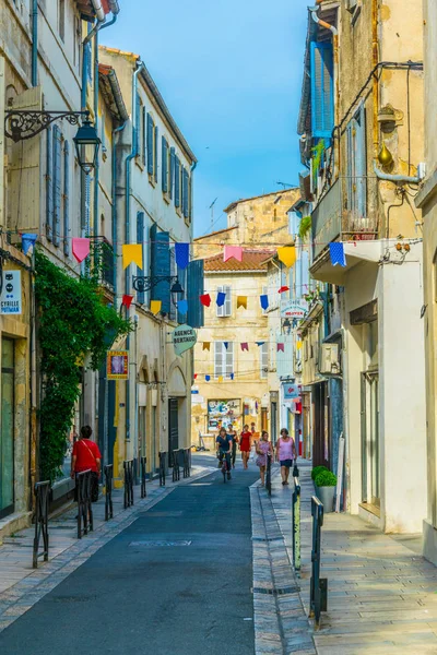 Arles Francie Června 2017 Pohled Úzkou Ulicí Centru Města Arles — Stock fotografie