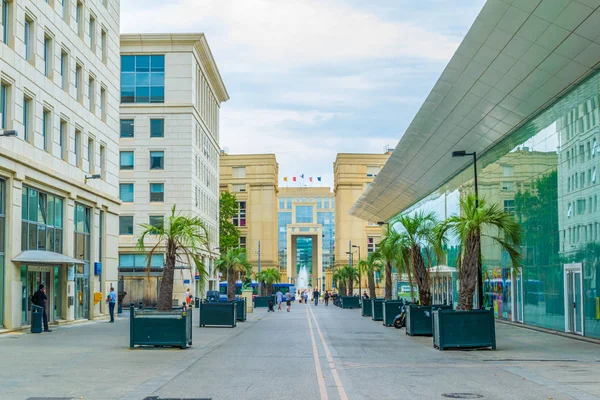 Montpellier, Fransa, 25 Haziran 2017: Montpellier, Frangı yer de Thessalie yol açan bir dar sokak