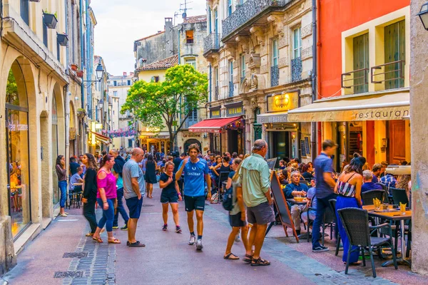 Montpellier Francja Czerwca 2017 Ludzie Spacerując Wąskiej Uliczce Centrum Miasta — Zdjęcie stockowe