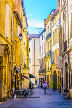 Montpellier, Fransa, 26 Haziran 2017: İnsanlar aracılığıyla merkezi Montpellier, Frangı dar bir sokakta geziniyor