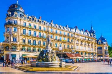 Montpellier, Fransa, 26 Haziran 2017: İnsanlar yer de la comedie merkezi Montpellier, Frangı üzerinde geziniyor