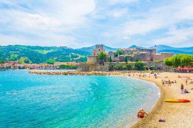 Collioure, Fransa, 26 Haziran 2017: İnsanlar Collioure, Frangı kraliyet kale önünde bir plajda döşeme