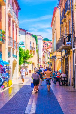 Collioure, Fransa, 26 Haziran 2017: İnsanlar aracılığıyla merkezi Collioure, Frangı dar bir sokakta geziniyor