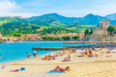 Collioure, Fransa, 26 Haziran 2017: İnsanlar Collioure, Frangı kraliyet kale önünde bir plajda döşeme