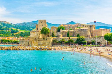 Collioure, Fransa, 26 Haziran 2017: İnsanlar Collioure, Frangı kraliyet kale önünde bir plajda döşeme