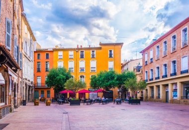 Perpignan, Fransa, 26 Haziran 2017: Perpignan Merkezi, Frangı küçük bir meydanda görünümünü