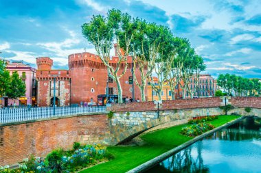 Perpignan, Fransa, 26 Haziran 2017: tarihi ve kültürü içinde Perpignan, Frangı Müzesi ev sahipliği Castillet Kulesi