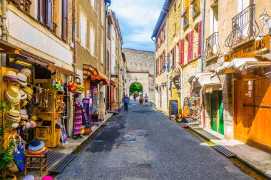 Villefranche De Conflent, Fransa, 27 Haziran 2017: İnsanlar dar sokak içinde merkezi Villefranche de Conflent, Frangı aracılığıyla gezinme