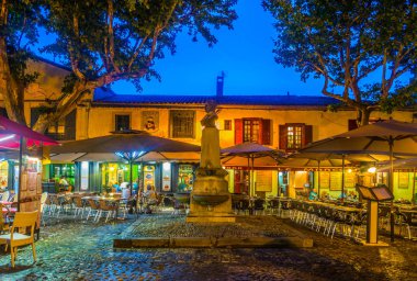 Carcassonne, Fransa, 27 Haziran 2017: Carcassonne, Frangı eski kasaba küçük bir meydanda gece görünümü