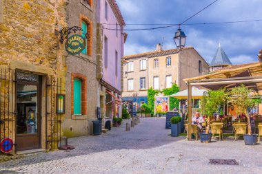 Carcassonne, Fransa, 28 Haziran 2017: İnsanlar eski kasaba Carcassonne, Frangı sokakta aracılığıyla gezinme