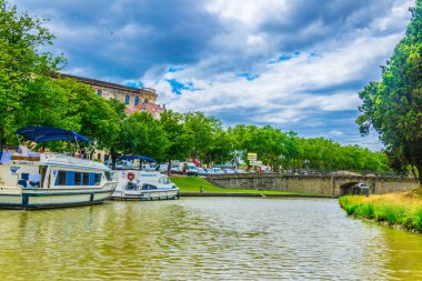 Carcassonne, Fransa, 28 Haziran 2017: Turist tekne demirleme Canal du midi Carcassonne'deki merkezi Frangı üzerinde
