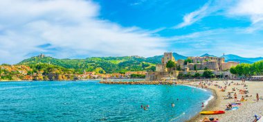 Collioure, Fransa, 26 Haziran 2017: İnsanlar Collioure, Frangı kraliyet kale önünde bir plajda döşeme