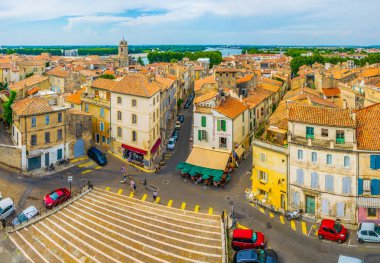 Arles, Fransa, 21 Haziran 2017: Arles Merkezi, Frangı dar bir sokakta görünümünü