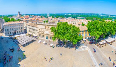Avignon, Fransa, 22 Haziran 2017: İnsanlar gezinme üzerinde yer du Palais Avignon, Frangı