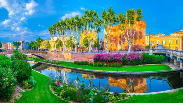 Perpignan, Fransa, 26 Haziran 2017: tarihi ve kültürü içinde Perpignan, Frangı Müzesi ev sahipliği Castillet Kulesi