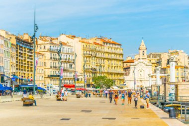 Marsilya, Fransa, 9 Haziran 2017: İnsanlar Vieux Port Marseille, Frangı adlı sahil üzerinde yürüyor