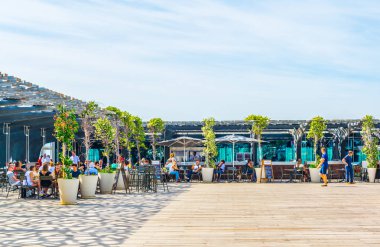 Marsilya, Fransa, 9 Haziran 2017: İnsanlar Mucem Müzesi Avrupa ve Akdeniz Medeniyetleri Marsilya, Frangı terasta dinlendirici