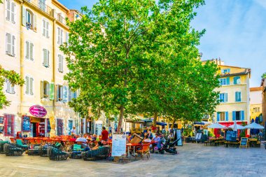 Marsilya, Fransa, 9 Haziran 2017: Marsilya, Frangı parçası Le Panier restoranlarda kare dolu