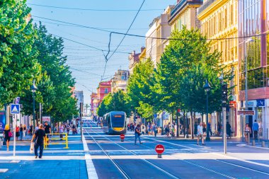 Nice, Fransa, 11 Haziran 2017: Görünüm trafik Avenue Jean Médecin Frangı Nice merkezi