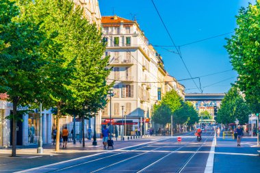 Nice, Fransa, 11 Haziran 2017: Görünüm trafik Avenue Jean Médecin Frangı Nice merkezi