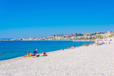 Nice, Fransa, 11 Haziran 2017: İnsanlar yaz Nice, Frangı bir plajda tadını çıkarıyor