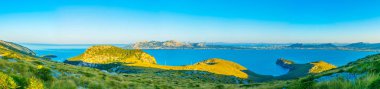 Port de Pollenca ve Pollenca defne, Mallorca, Spai gün batımı görünümü