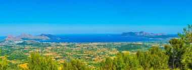 Mallorca, Spai, Cap Formentor ve Victoria Yarımadası çevrili Pollenca Körfezi