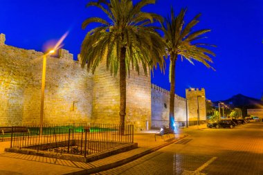 Gün batımı Sur Mallorca, Spai, Alcudia şehrin görünümünü