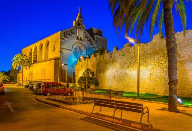 Gün batımı Sur Mallorca, Spai, Alcudia şehrin görünümünü