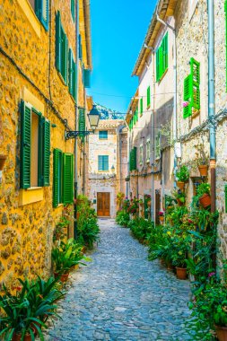 Valldemossa Mallorc, İspanyol kasabasında dar bir sokak görünümü