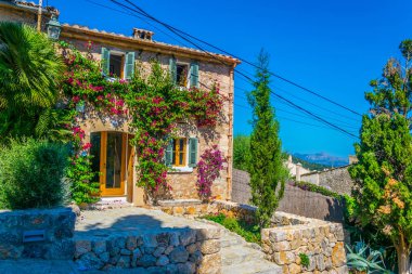 Eski Şehir Pollenca, Mallorca, Spai dar bir sokakta görünümünü